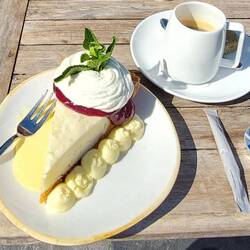 ...der Käsekuchen konnte sich sehen lassen, aber nicht sehr lange.😁