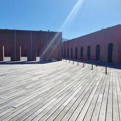 Im Sommer stehen hier Liegestühle. Es gibt ein Schwimmbad hier oben.