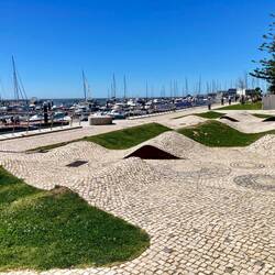 Manchmal schwappen die Wellen bis in den Park