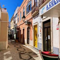 Dahinter ist die Altstadt