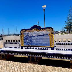 Typisch portugiesisch gestaltete Sitzbank