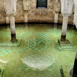Immer Wasser in der Gruft in der Basilica di San Francesco