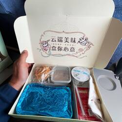 Die Verpflegung im Flugzeug ist lecker, serviert in einer Panda-Box 🐼