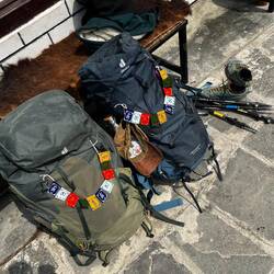 Elli hat uns noch die Gebetflaggen geschenkt, für gutes Glück 🥰