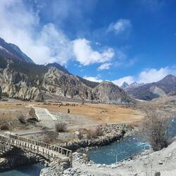Der Annapurna Circuit begrüßt uns mit breiten Tälern und guter Infrastruktur, noch...
