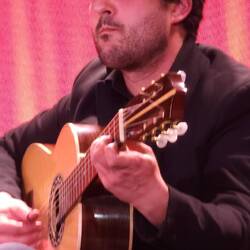 Male Fado Cruzado performer