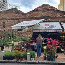 Blumen vor alter Kirche