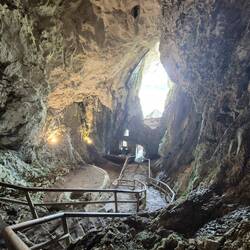 Sie wohnten bis hinten in die Höhlen hinein und hatten auch einen Geheimgang nach draussen