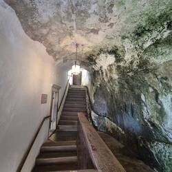 Baukunst: Naturwand und Anbau fliesst ineinander