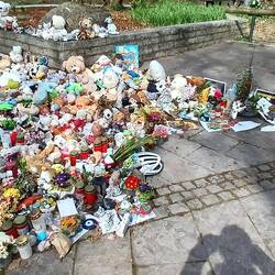 aber auch Gedenkort für die Opfer des tödlichen Messerangriffs