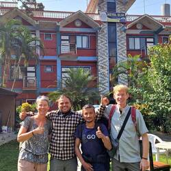 und Guide Bishnu. Auf in die Berge!