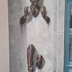 Ein Mann geht durch die Wand