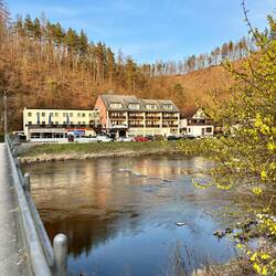 Das Hotel liegt direkt an der Saale