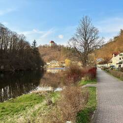 Das Schloss thront über der Stadt