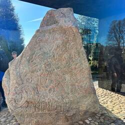 Pietra con iscrizioni runiche