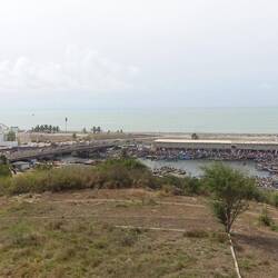 Links Castle Elmina, rechts der Fischmarkt mit Fischerbooten davor