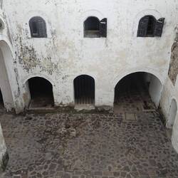 Um sich sexuell zu befriedigen, suchte er vom Balkon die Sklavinnen zur Vergewaltigung aus