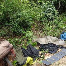 Nach einem Schauer gestern Abend müssen einige Sachen in der Mittagshitze trocknen