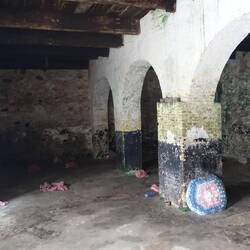 150 Frauen waren hier teils 4 Monate lange untergebracht, auf dem selben Boden essend und urinierend