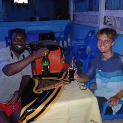 Kwame und ich verbringen den Abend in einer Bar