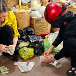 Das Geld wird am Markt in Bündeln gezählt.