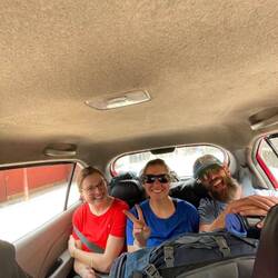 Eingequtscht im Taxi bahnen wir uns den Weg in die Zivilisation