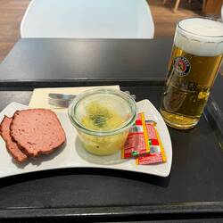 Zünftige Brotzeit vorm Flug