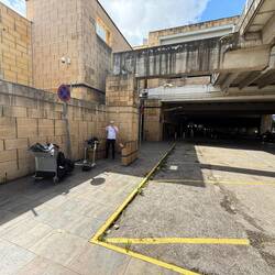 Im letzten Eck des Flughafengeländes die Räder zammbauen