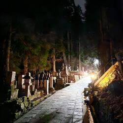 Cimetière Okunoin, l'endroit préféré de Flore