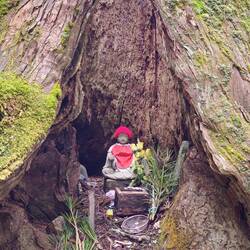 Jizô, bodhisattva dédié à la protection, notamment des enfants et des voyageurs.