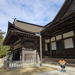 Kongobu-ji avec la mascotte des 1200 ans de la fondation de la communauté bouddhiste à Koya