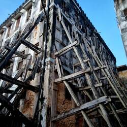 Keine Ahnung was mir mehr Angst macht. Das Gebäude oder die Stützen.😬🤔