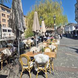 Das Leben findet draussen statt in Ljubljana, alle sitzen draussen in Cafes auch Abends