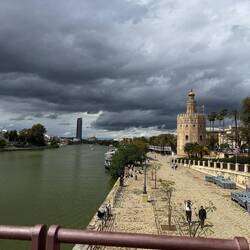 Torre del Oro (Goldturm) auf der rechten Seite