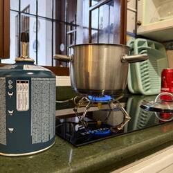 Kartoffeln geschält, festgestellt der Herd ist kaputt. Aber kein Problem für den Radreisenden