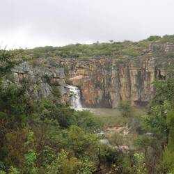 Am Gipfel gibt es einen kleinen Wasserfall, sonst ist heute nichts zu sehen