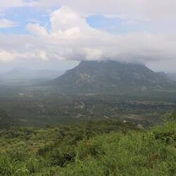 ...und bietet zunächst spektakuläre Ausblicke auf die Täler