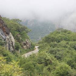 Die Passstraße windet sich hoch in die Berge...