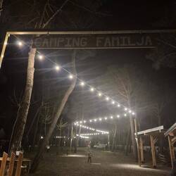 Endlech ufem Camping, Makajo het no mit de Jungs gschuttet