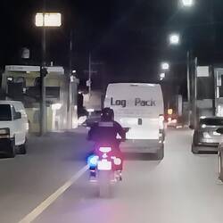 Eine Polizeieskorte bringt uns zum neuen Übernachtungsplatz