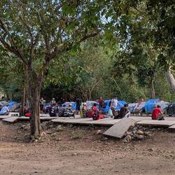 Die Händler warten bis sie auf das Gelände dürfen