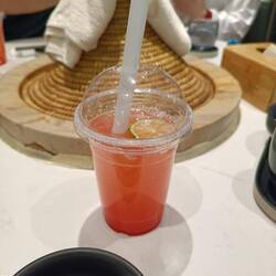 Es gibt eine Limonade. Keine Ahnung, was das für eine Sorte ist.