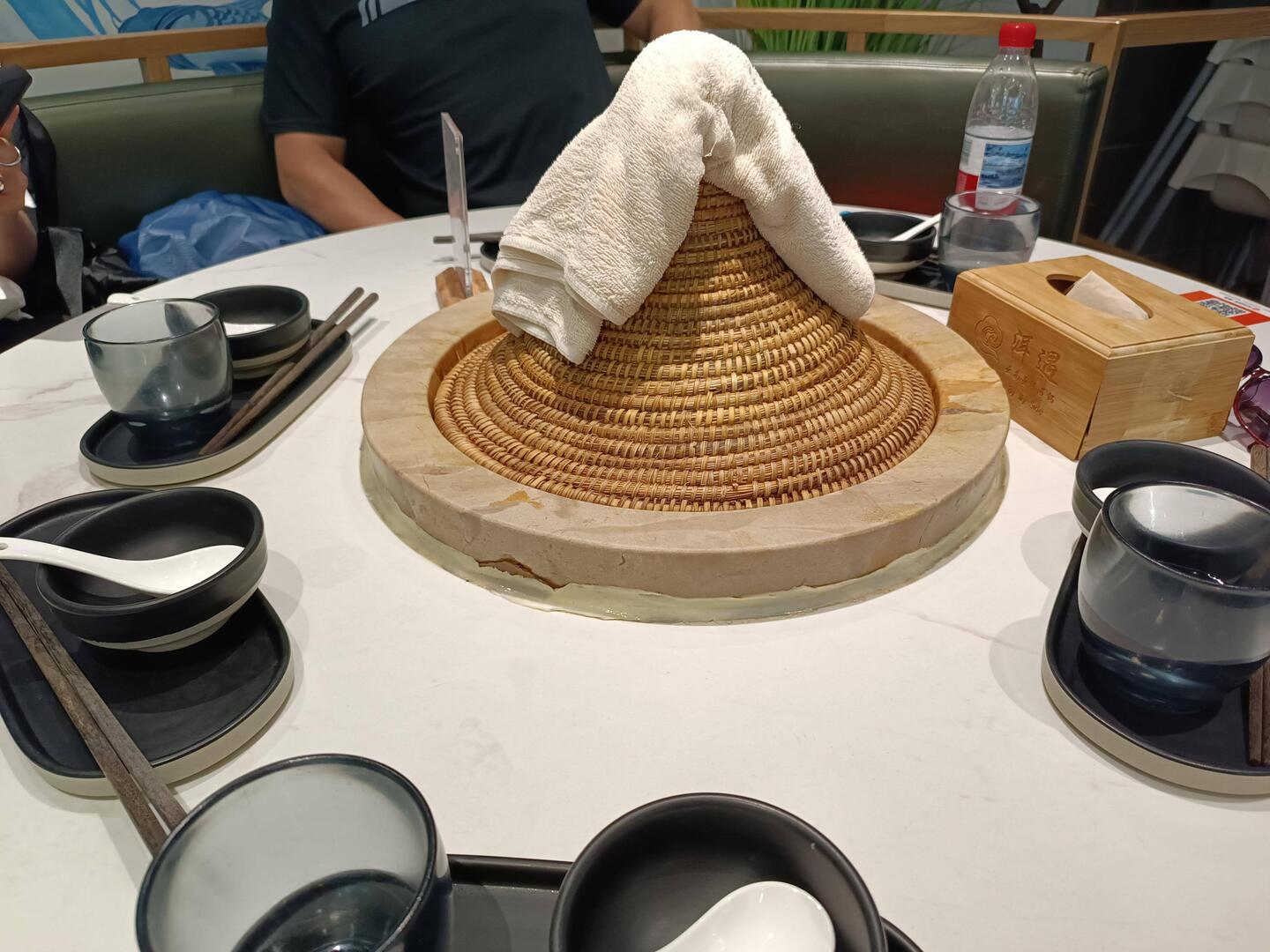 Der Steintopf startet abgedeckt