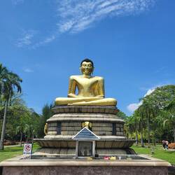 Buddha, in der eher sportlich gebauten Variante, darf in keinem Park fehlen