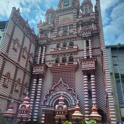 Die angrenzende Moschee verkürzt die Gebetswege für die mehrheitlich muslimischen Händler