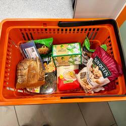 In der Migros habe ich noch ein paar Lebensmittel eingekauft.