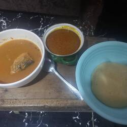 Zum Abendessen gibt es wieder Fufu, sowie eine Soße mit Fisch und die andere aus Palmöl