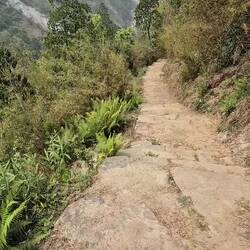 Wir steigen ab und sehen schon, wo wir gleich wieder hoch müssen