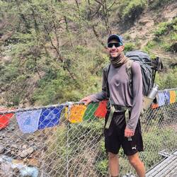 Da ist er noch motiviert, bevor die Erkältung beim Aufstieg richtig reinkickt 🥲