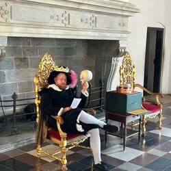 Attore che declama Amleto